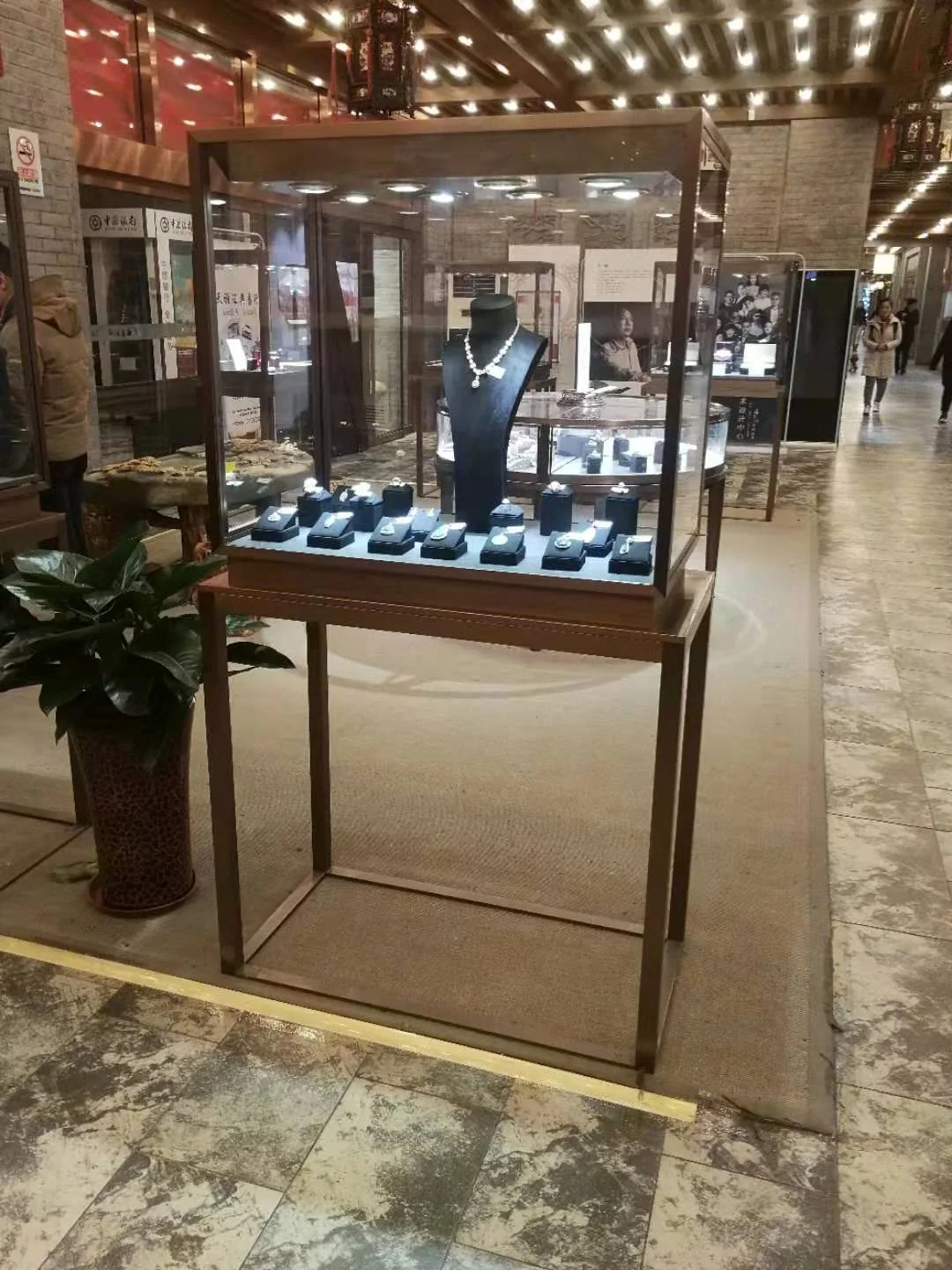 Zhejiang Weinuo Jewelry single showcase in mall display area