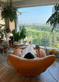 拥有一个小森林一样的家，也太适合躺平了吧！